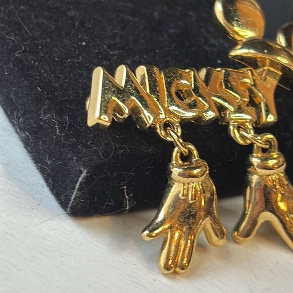 Vintage Disney’s Mickey Mouse Ears Gold tone Dangle Gloves pin brooch - Picture 2 of 5